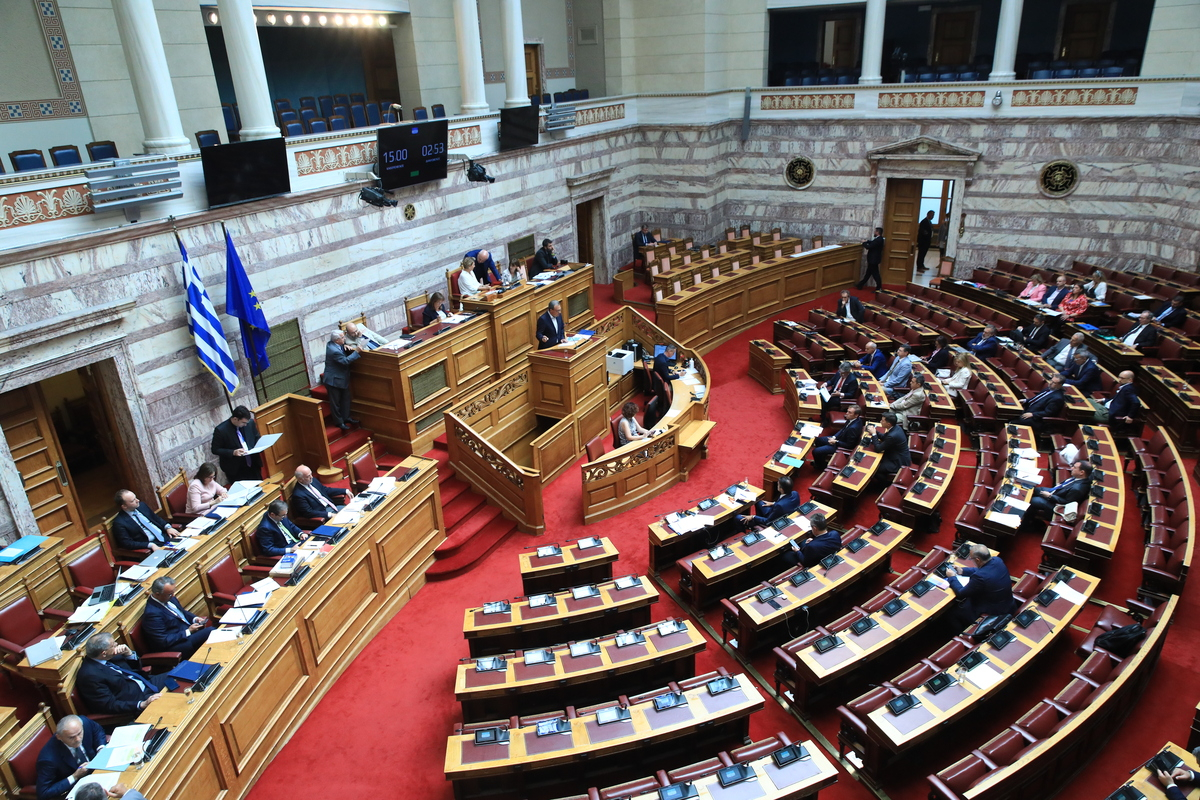 Βουλή: «Ομοβροντία» αντιδράσεων της αντιπολίτευσης κατά του εργασιακού νομοσχεδίου