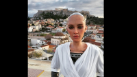 Τεχνητή νοημοσύνη: Η Σοφία βρέθηκε στην Αθήνα και φωτογραφήθηκε με φόντο την Ακρόπολη