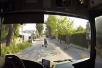 Λεωφορείο στο Μενίδι αποφεύγει γυναίκα που πετάχτηκε στον δρόμο