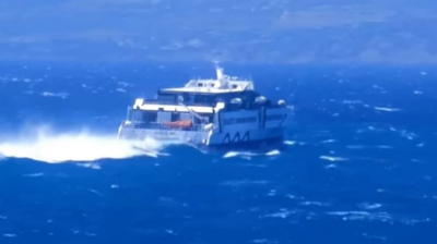 Αιγαίο: Το Sifnos Jet «παλεύει» με τα κύματα (βίντεο)