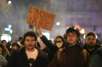 Γαλλία: Χάος με διαδηλώσεις για ακόμα ένα βράδυ – Επεισόδια και τουλάχιστον 81 συλλήψεις