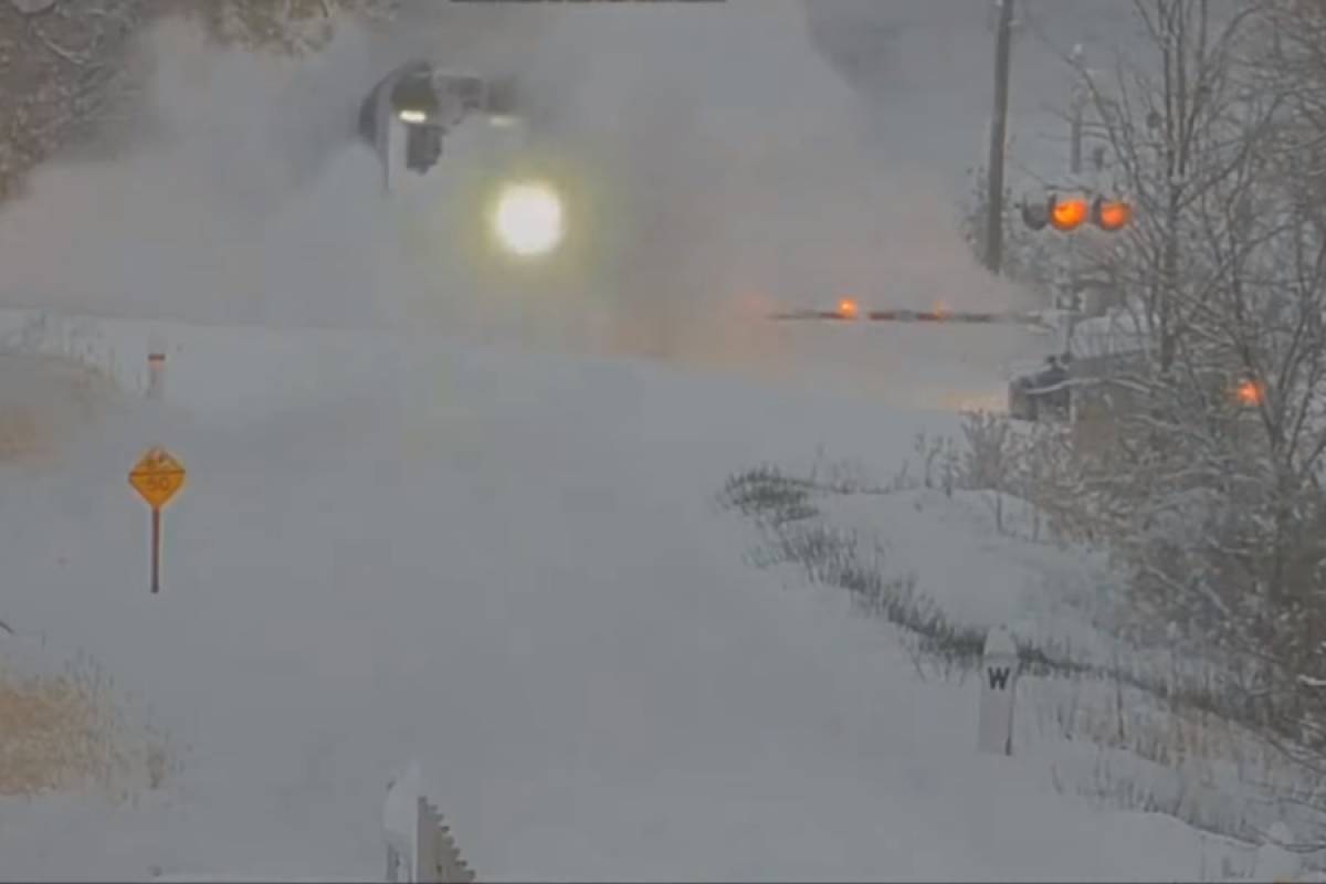 Βίντεο: Τρένο περνάει μέσα από 60 εκατοστά χιόνι