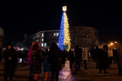 Κίεβο: Φωταγωγήθηκε το δέντρο της πόλης - «Η Ρωσία δεν θα κλέψει τα Χριστούγεννα», λέει ο δήμαρχος