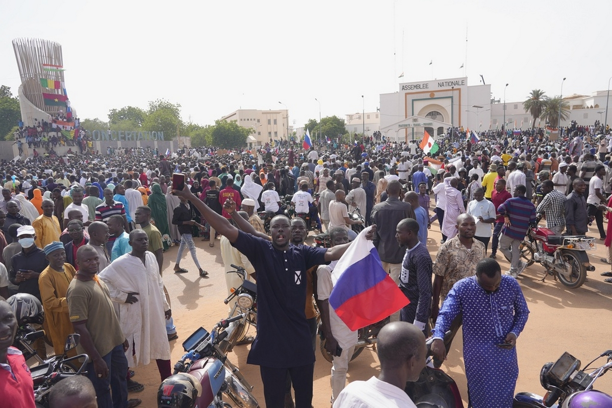 Μια βδομάδα προθεσμία δόθηκε στους πραξικοπηματίες του Νίγηρα να απελευθερώσουν τον Πρόεδρο