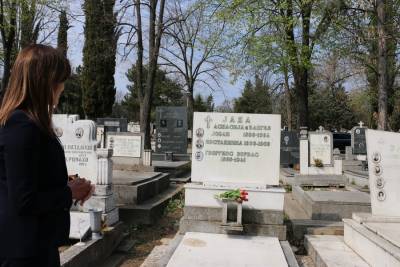 Σκόπια: Στον τάφο του Αλέξη Ζορμπά η Μπέττυ Μπαζιάνα