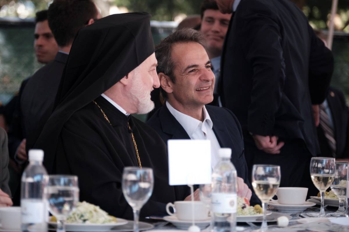 Ο πρωθυπουργός με ομογενείς σε γεύμα μετά το τέλος της τελετής κατάδυσης του Τιμίου Σταυρού