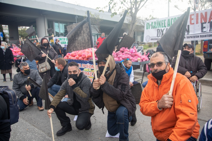 Λαϊκές αγορές: Καθιστική διαμαρτυρία με μαύρες σημαίες στη Θεσσαλονίκη