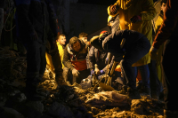 Σεισμός στην Τουρκία: Ολονύχτια μάχη με τα συντρίμμια και τους -14 βαθμούς