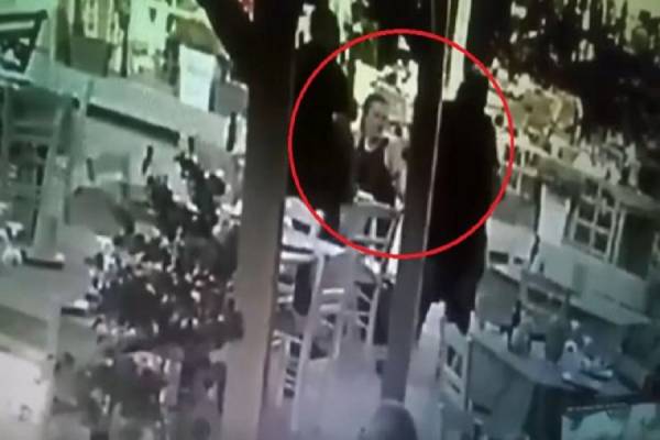 Κρήτη: Τουρίστας που πνιγόταν σώθηκε όταν σερβιτόρος του έκανε τη λαβή Χάιμλιχ