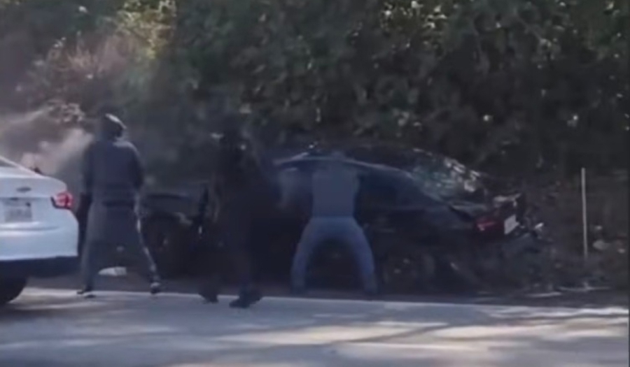 Απίστευτο βίντεο: «Ψηλά τα χέρια» - Προκάλεσαν τροχαίο για να ληστέψουν αυτοκίνητο μέρα μεσημέρι