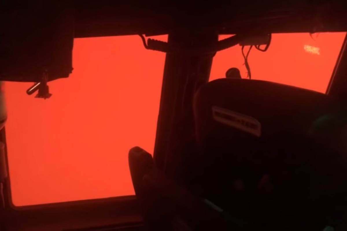 Στις φλόγες η Αυστραλία: Εικόνες από το cockpit αεροπλάνου (Βίντεο)