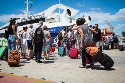 Αγίου Πνεύματος: Αυξημένη η κίνηση στα λιμάνια - 20.637 επιβάτες αναχώρησαν χθες από τον Πειραιά