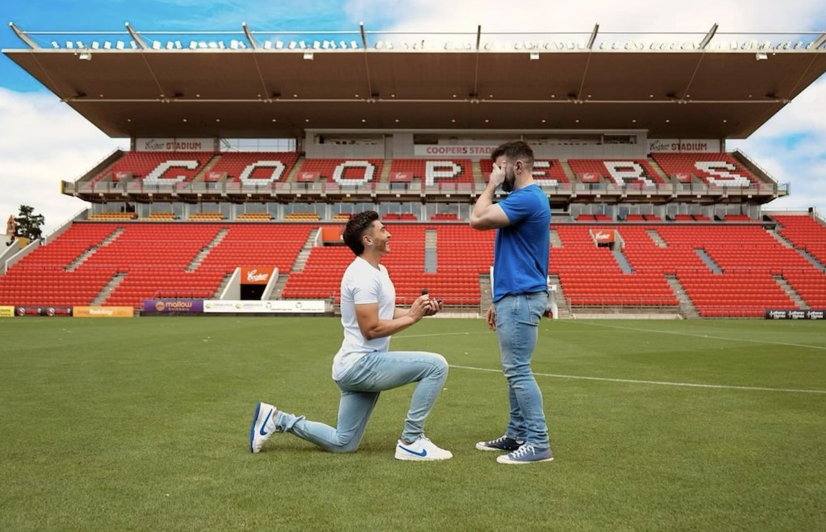 Ο πρώτος εν ενεργεία ανοιχτά γκέι ποδοσφαιριστής Josh Cavallo έκανε πρόταση γάμου μέσα στο γήπεδο