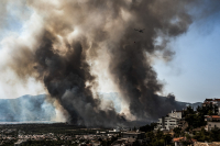 Φωτιά στη Βαρυμπόμπη: Εκκενώνονται και οι Θρακομακεδόνες, το μέτωπο στο Τατόι