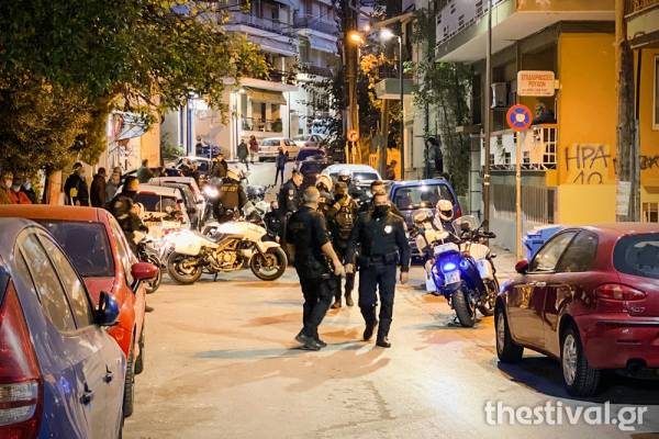 Θεσσαλονίκη: Οι φίλοι του χτυπούσαν τους αστυνομικούς και αυτός τραβούσε βίντεο
