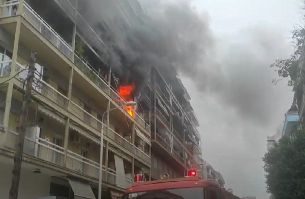 Θεσσαλονίκη: Φωτιά σε πολυκατοικία - Επιχείρηση απεγκλωβισμού κατοίκων