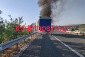 Κόρινθος: Φορτηγό έπιασε φωτιά εν κινήσει (Βίντεο)