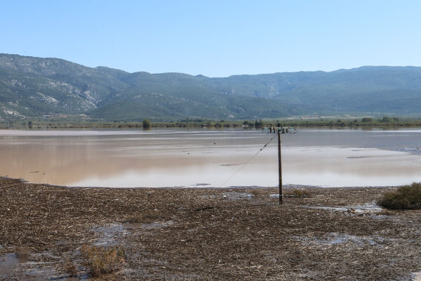 Θεσσαλία: Η λίμνη Κάρλα «φούσκωσε» και απειλεί δεκάδες χωριά - Αποκαλυπτικές φωτογραφίες