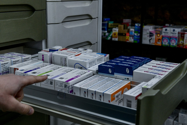 Ο αιφνιδιασμός των ασφαλισμένων στο φαρμακείο - Πώς πληρώνουν τη διπλή τιμολόγηση των σκευασμάτων έως 50%