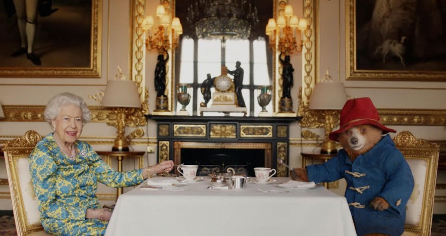Βασίλισσα Ελισάβετ: Γιόρτασε το Πλατινένιο Ιωβηλαίο πίνοντας τσάι με τον αρκούδο Πάντινγκτον (Βίντεο)