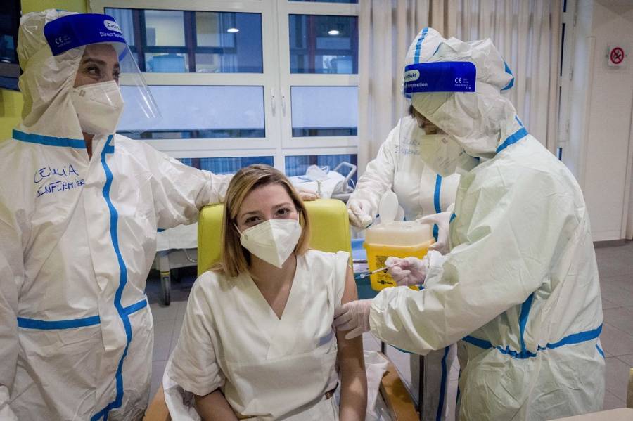 Οι Ευρωπαίοι «σηκώνουν το μανίκι» για τον εμβολιασμό με το... βλέμμα στην μετάλλαξη του ιού