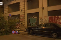 Tροχαίο στο κέντρο της Αθήνας - ΙΧ έπεσε πάνω σε δέντρο και «ξήλωσε» πινακίδα