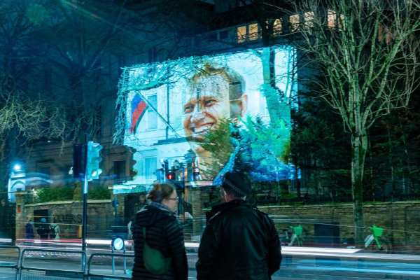 Βρετανία: Προτζέκτορας έξω από την πρεσβεία της Ρωσίας στο Λονδίνο προβάλλει τον Ναβάλνι