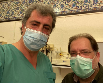 Παύλος Πολάκης: Χειρουργείο στη Βουλή με ιατρική μπλούζα