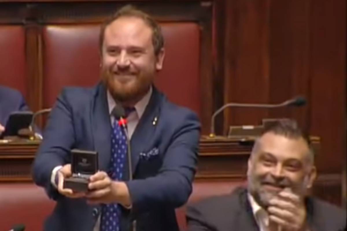 Ιταλία: Πρόταση γάμου από τα έδρανα του κοινοβουλίου (Βίντεο)