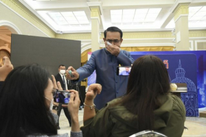Ταϋλάνδη: Ο πρωθυπουργός ψέκασε ρεπόρτερ για να αποφύγει δύσκολες ερωτήσεις