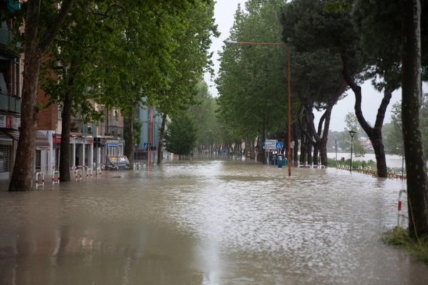 Ιταλία: Υπερχείλισε ποταμός - Στις στέγες κατέφυγαν κάτοικοι για να σωθούν