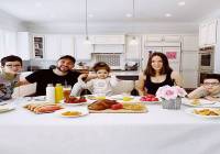 Καλομοίρα: Οι οικογενειακές φωτογραφίες από το πασχαλινό τραπέζι