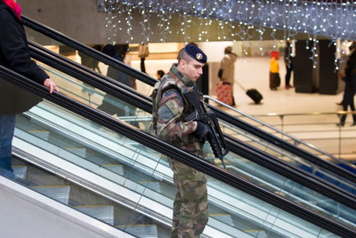 Τρόμος στο Παρίσι: Επίθεση με μαχαίρι σε πολυσύχναστο σταθμό του Μετρό