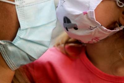 Το διαδίκτυο τρολάρει για τις μάσκες που δόθηκαν στα σχολεία