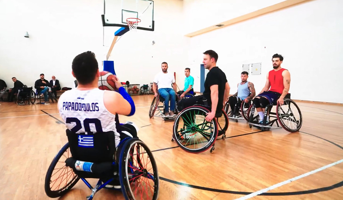 Ο Κασσελάκης έπαιξε μπάσκετ με ΑμεΑ: Ο «προσωπικός βοηθός» δεν έχει επεκταθεί στην περιφέρεια