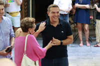 Θερμή υποδοχή στον Αλέξη Τσίπρα έξω από το εκλογικό - «Βιάστηκαν όσοι κήρυξαν τον ΣΥΡΙΖΑ απόντα» (βίντεο)