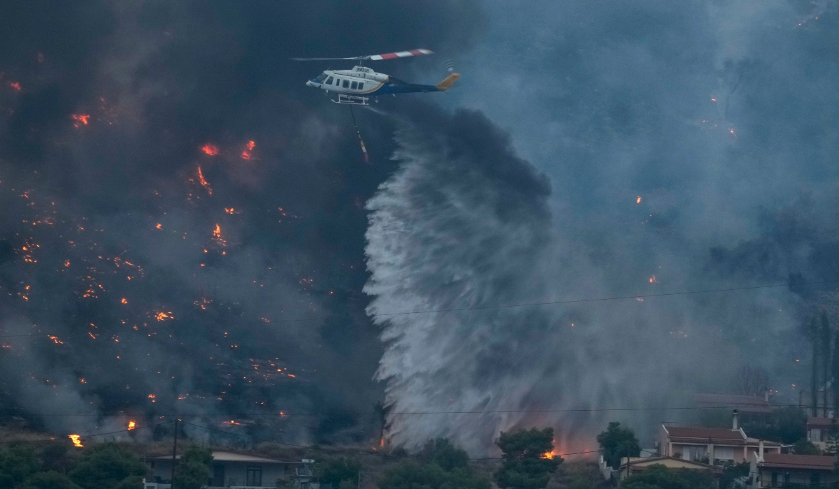 Οι φωτιές σε Λουτράκι και Δερβενοχώρια με 10+1 «κλικς» του Associated Press