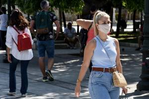 Δημοσκόπηση ΣΚΑΪ: Το 19% των Ελλήνων δεν έχει πειστεί για την χρήση μάσκας
