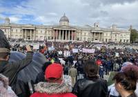 Λονδίνο: Συγκρούσεις αστυνομικών με διαδηλωτές για τα περιοριστικά μέτρα κατά του κορονοϊού