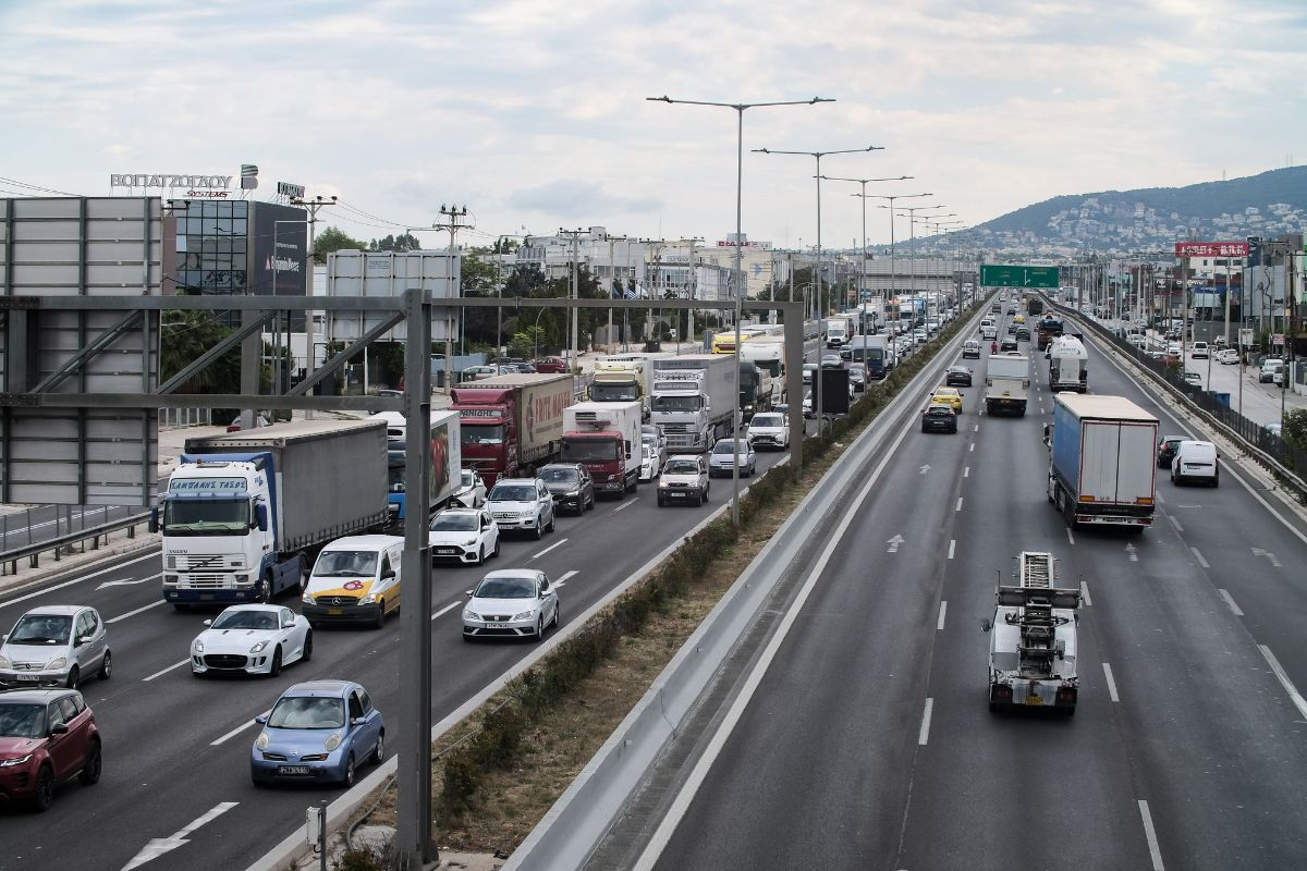 Σε μια λωρίδα η κυκλοφορία στη Λεωφόρο Αθηνών - Έσπασε αγωγός της ΕΥΔΑΠ