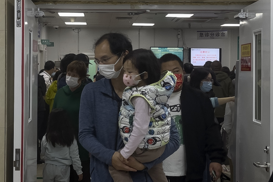 Κίνα: Γονατίζουν τα νοσοκομεία της χώρας από τις παιδικές αναπνευστικές λοιμώξεις