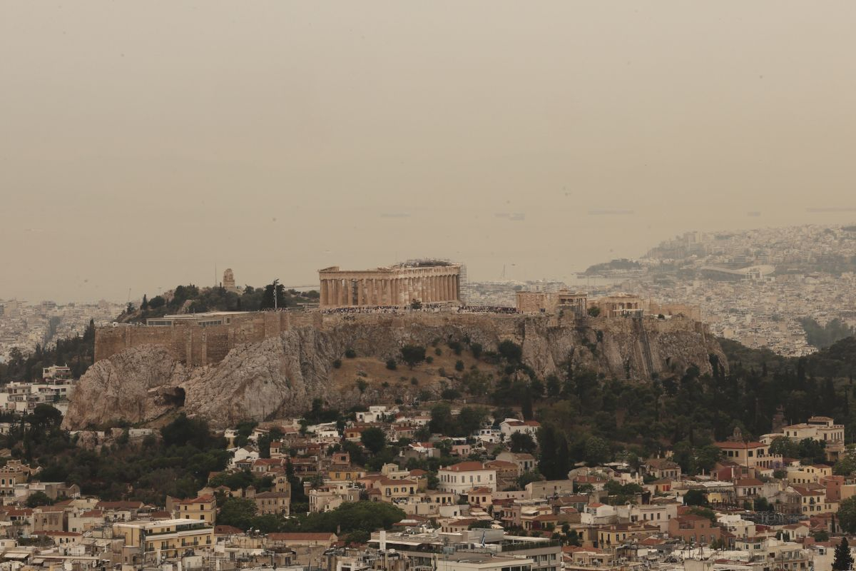 Ο αεροχείμαρρος έφερε τα πρώτα 35άρια στην Κρήτη: «Τύλιξε» την Αθήνα η σκόνη - Έρχονται πιο ζεστές μέρες