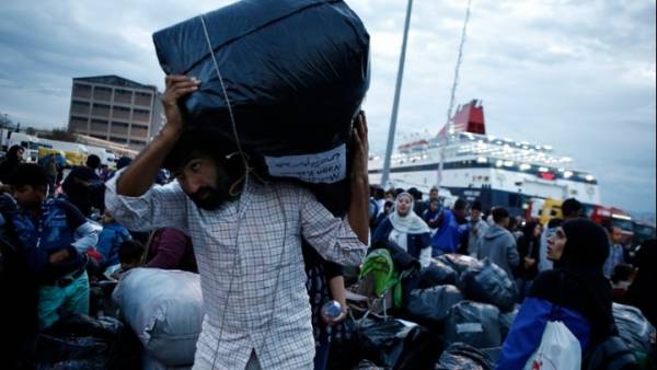 Στον Πειραιά το «Νήσος Σάμος» με 57 πρόσφυγες από Λέσβο και Χίο