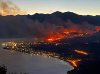 Νύχτα τρόμου στην Άμφισσα: 10 χλμ το μέτωπο της φωτιάς - Τεράστιες καταστροφές στην Αργολίδα (βίντεο, φωτογραφίες)