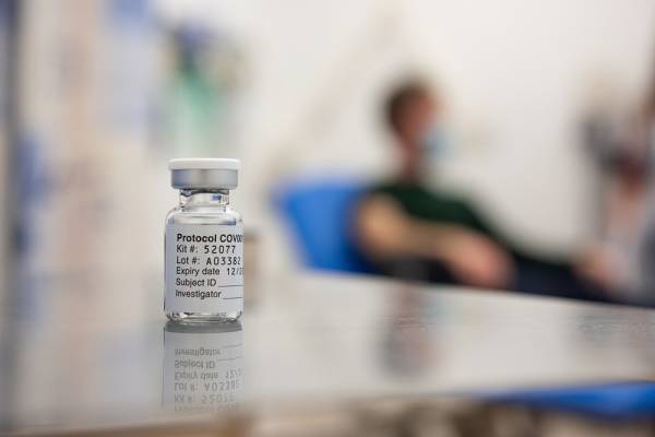 AstraZeneca: Θα παραδώσει λιγότερες δόσεις εμβολίου στην ΕΕ
