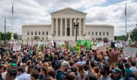 Διχασμένη Αμερική: Διαδηλώσεις και αντιδιαδηλώσεις (!) έξω από το Ανώτατο Δικαστήριο για τις αμβλώσεις