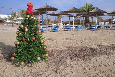 Το χριστουγεννιάτικο δέντρο σε παραλία της Χαλκιδικής που έγινε viral
