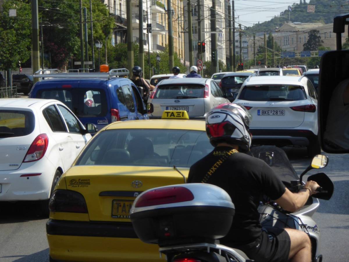 Αυξημένη η κίνηση στους δρόμους της Αθήνας