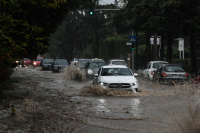 Πλημμύρισαν δρόμοι στην Εκάλη: Δυνατή βροχή και προβλήματα (Φωτογραφίες)