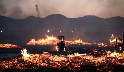 Φωτιά στον Ασπρόπυργο: Επεκτάθηκε σε εργοστάσιο λιπαντικών - Μήνυμα από το 112 για τους πυκνούς καπνούς